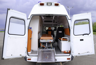 Машина скорой помощи с открытыми задними дверями